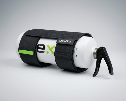 Supporto auto DEXTY con estintore montato, fissaggio stabile tramite doppio anello in tessuto tecnico e chiusura a strappo.