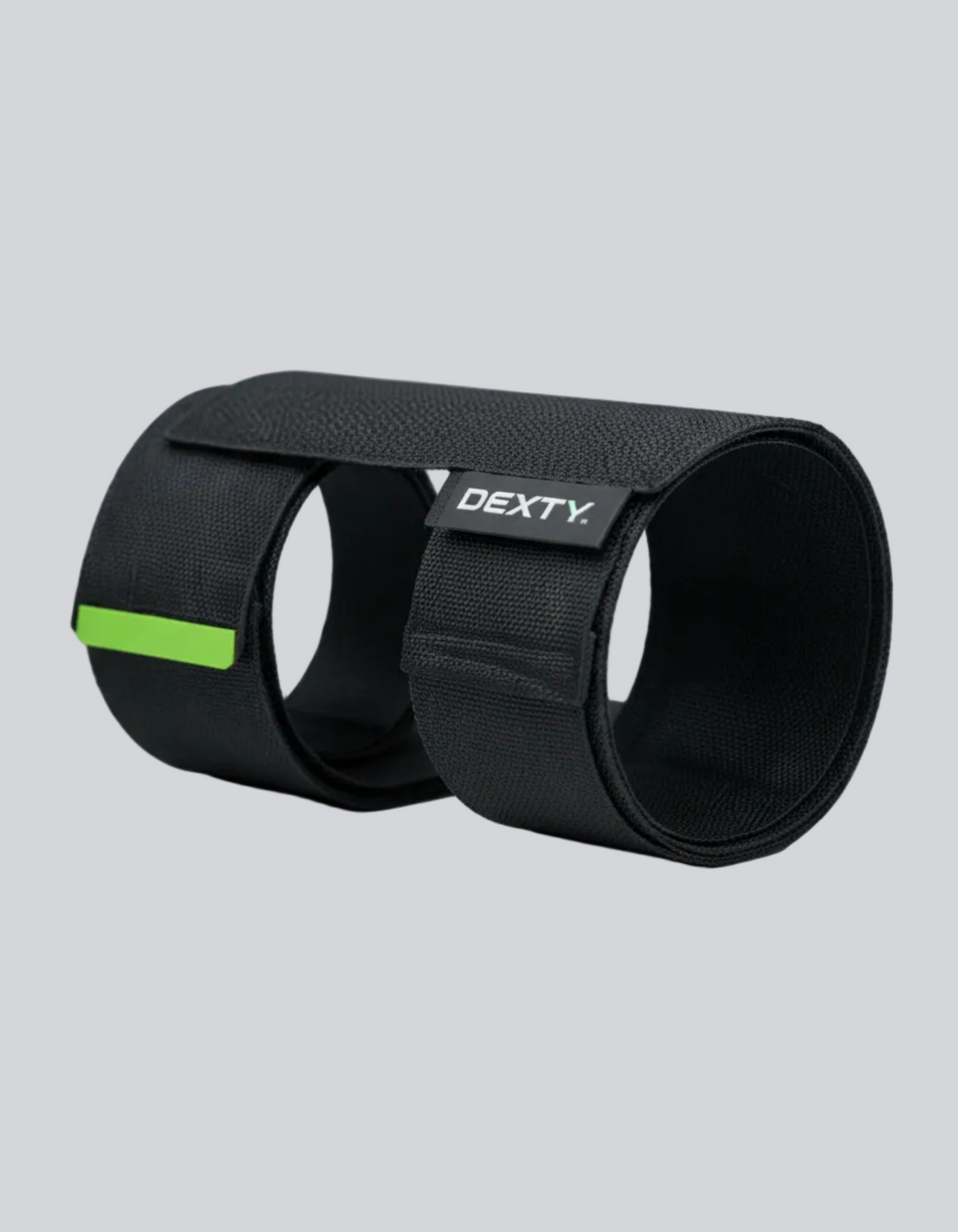 Supporto auto DEXTY in tessuto nero con doppio anello e dettaglio verde, progettato per fissare l’estintore in auto.