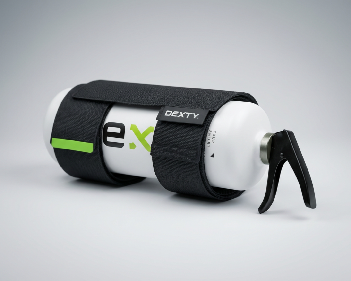 Estintore Dexty V1.0 montato in auto con supporto dedicato in tessuto tecnico nero