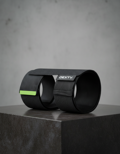 Supporto auto DEXTY esposto su base scura, struttura in tessuto tecnico nero con accenti verde DEXTY.